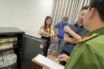 越南特大卖淫案曝光：32岁前空姐伙同男友以餐厅为掩护，组织约200名女性卖淫，警方查获大量现金